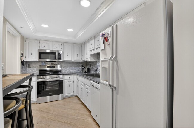 Building Photo - 7754 Lakeside Blvd