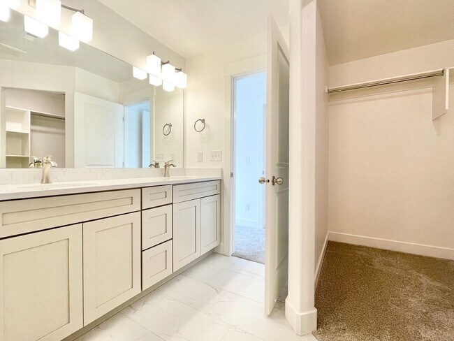 Building Photo - Beautiful Townhome at Mountain Ridge!