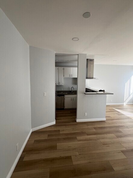 Building Photo - 2107 N Beachwood Dr