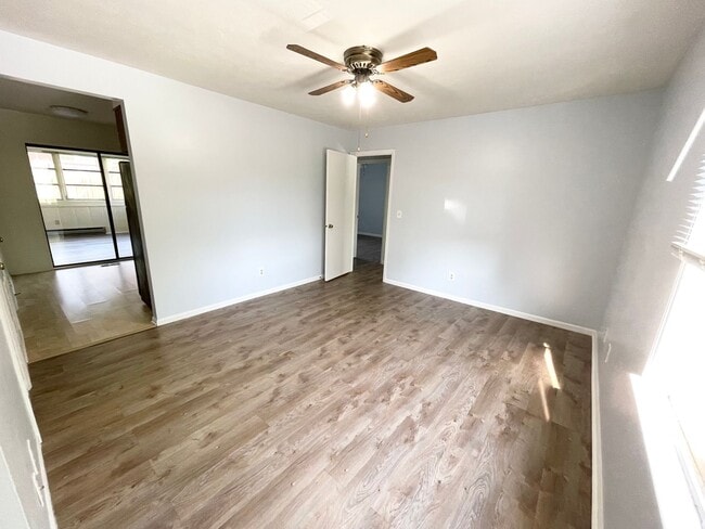 Building Photo - Charming Hendersonville Condo
