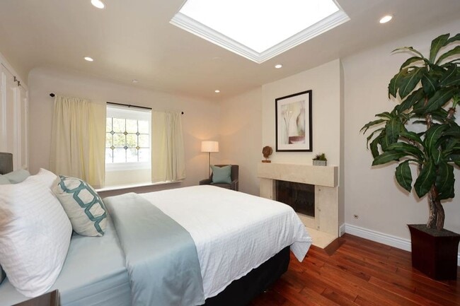 Building Photo - Welcome to this beautifully updated Spanis...