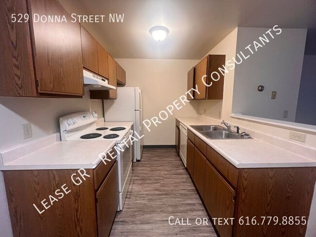 Building Photo - Spacious Two Bedroom Upper Apartment with ...