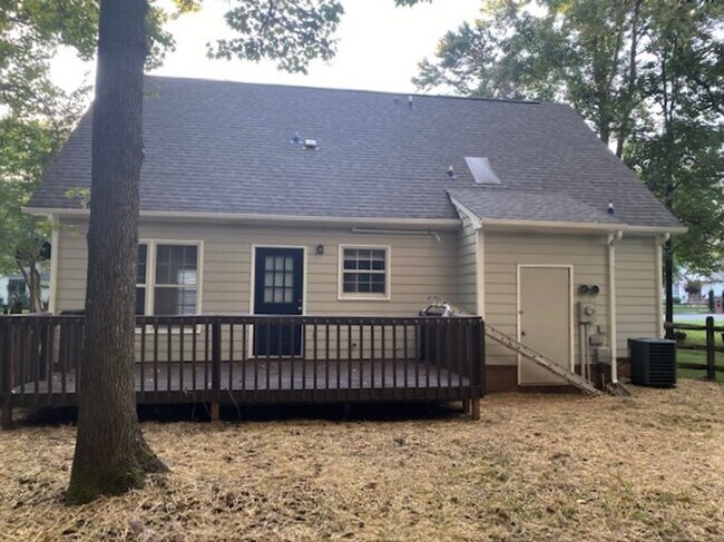 Building Photo - 3 bed, 2 bath 1 1/2 story - East Charlotte...