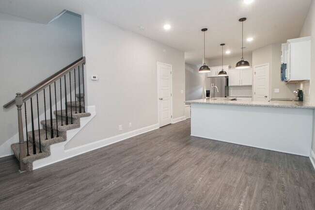 Building Photo - 220 Drayton Dr