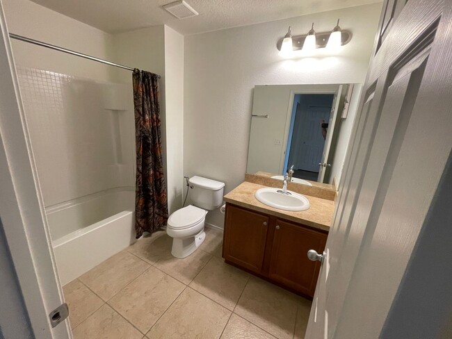Building Photo - 3 Bed/2.5 Bath, 2 Story Townhome in Legacy Park