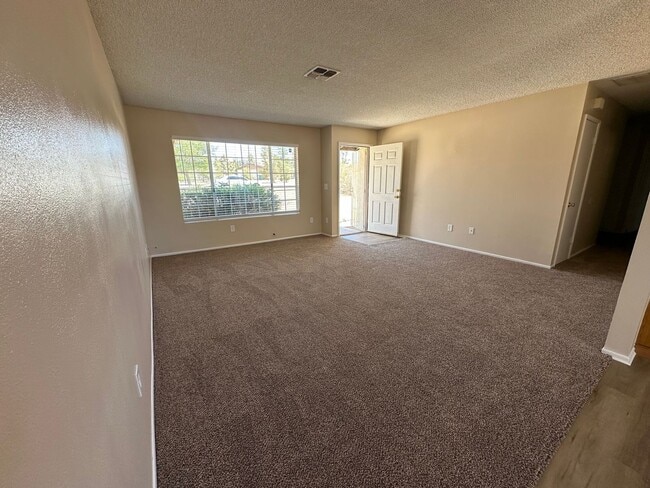 Building Photo - Beautiful 3 bedroom home available now