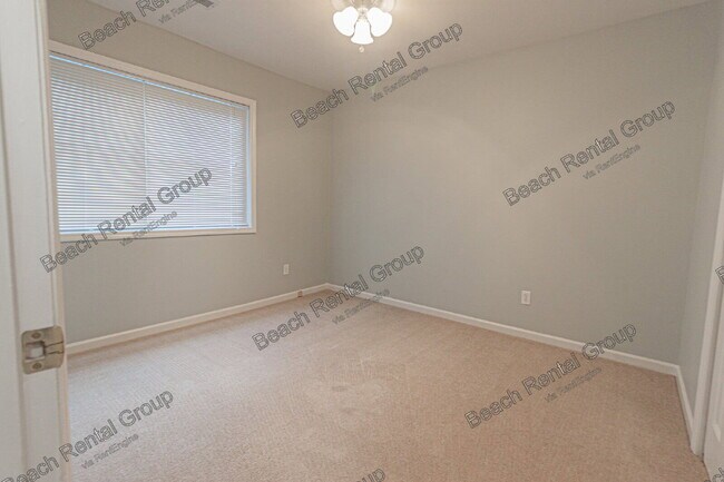 Building Photo - 33 Shadow Moss Pl