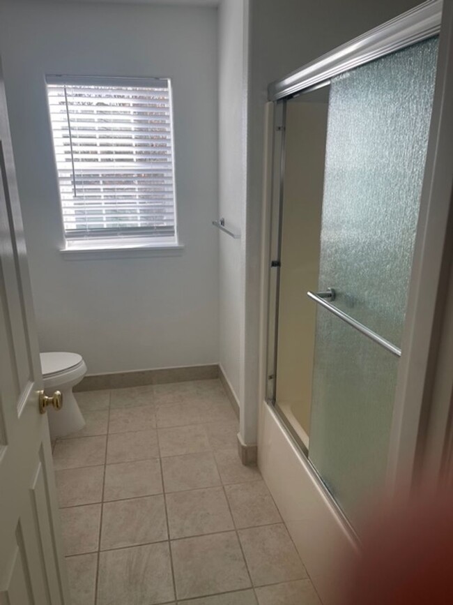 Building Photo - Beautiful 3 bed 2.5 home in Oak Hills! Was...