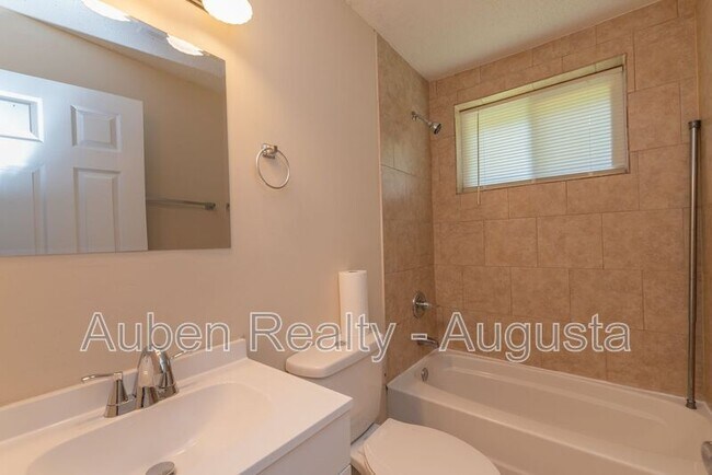 Building Photo - 2202 Roosevelt Dr