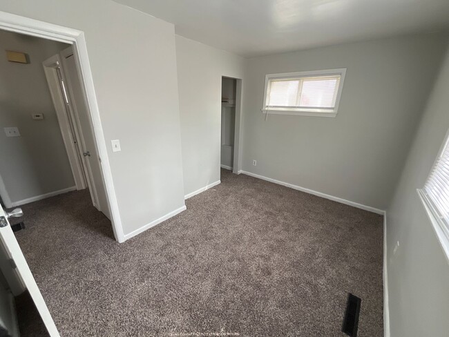 Building Photo - Newly carpeted 3 bedroom 1 bathroom single...