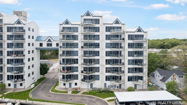 Building Photo - 2964 Lakeshore Dr