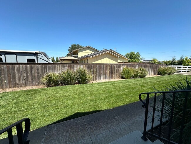 Building Photo - 4 Bedroom Home on Half Acre Lot