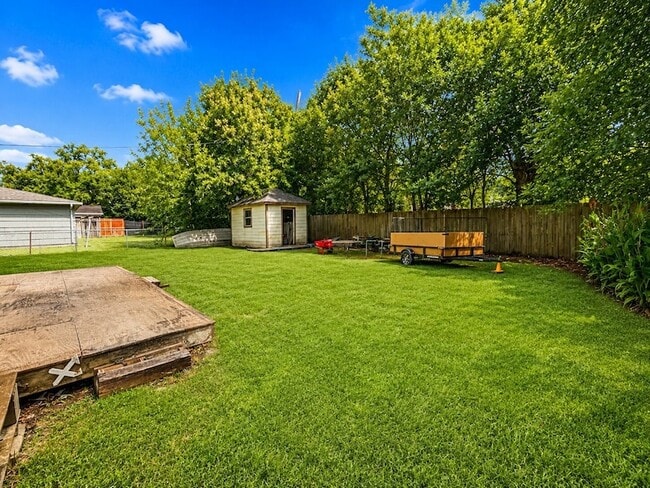 Building Photo - 5013 Live Oak Dr