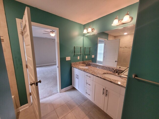 Building Photo - Beautiful 4 Bedroom, 2.5 Bath Home