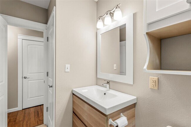 Building Photo - 18000 Lafayette Park Dr