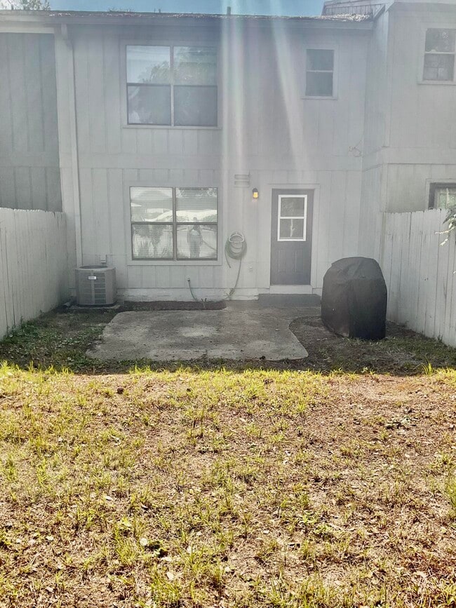 Building Photo - 1010 Pineview Blvd