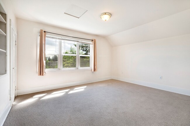 Building Photo - Charming 5 bedroom house with yard!! Close...