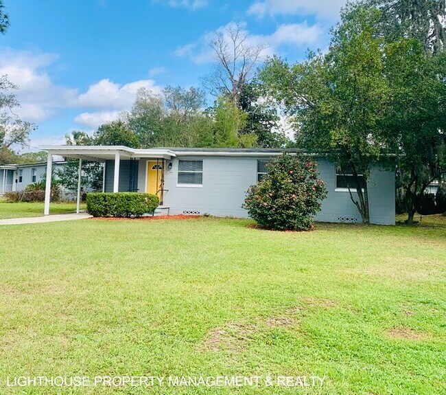 Building Photo - Large 4 Bed/1.5 Home with New Kitchen!