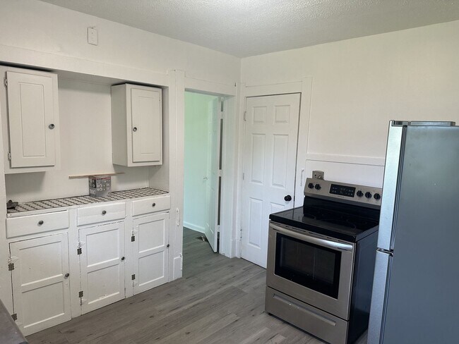 Building Photo - Three Bedroom House in Toledo