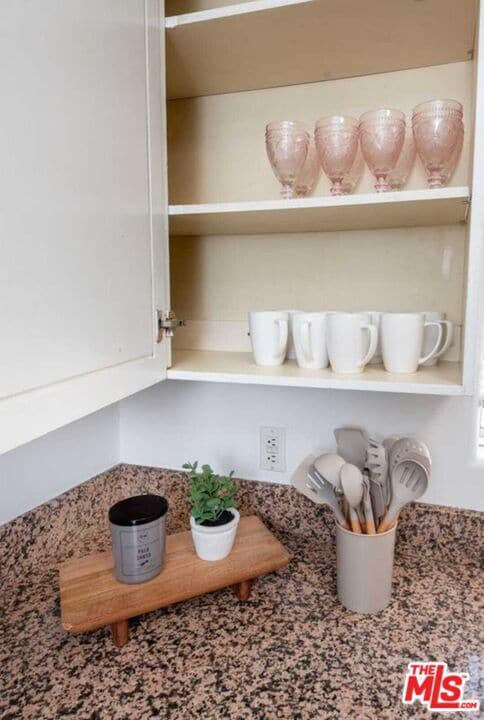 Building Photo - 525 N Orange Dr