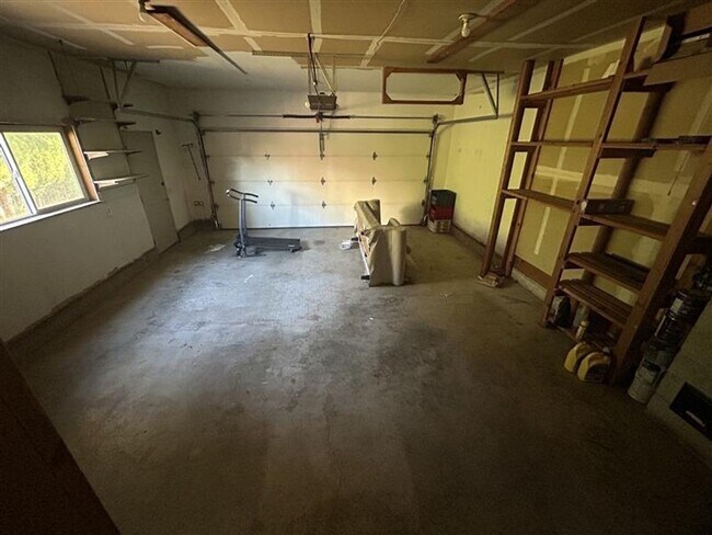 Building Photo - Three Bedroom House for Rent in Everson with fenced backyard and garage