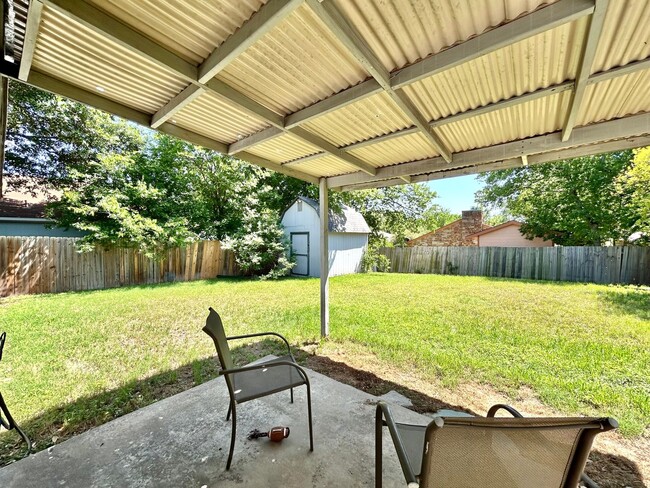 Building Photo - Nice & Cozy 2/BR 1/BA Home with Fenced Yar...