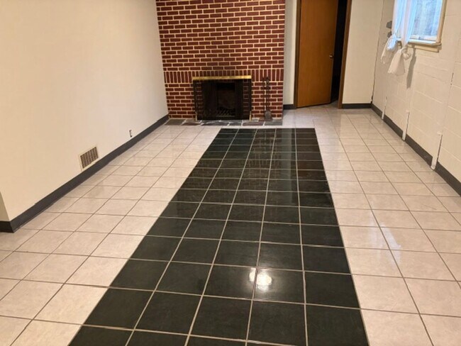 Building Photo - 3 Bedroom, 2 Bath House