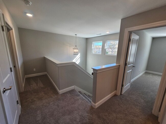 Building Photo - LUXURY TOWNHOME  IN THE CENTER OF MANCHESTER!