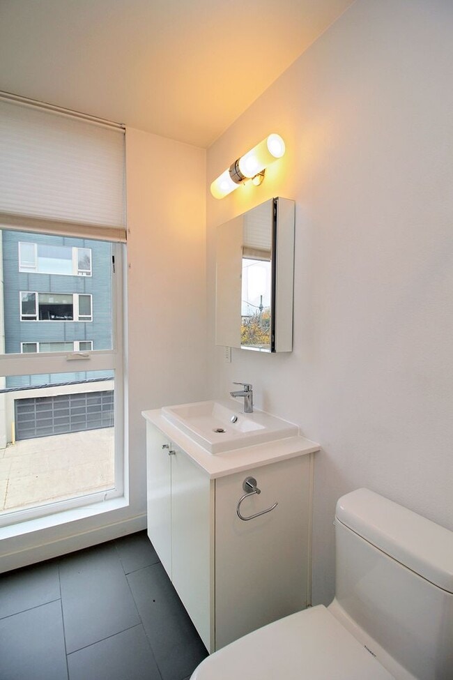 Building Photo - 1480 N Jarrett St