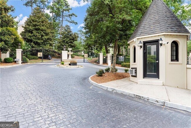 Building Photo - 1110 Pine Heights Dr NE