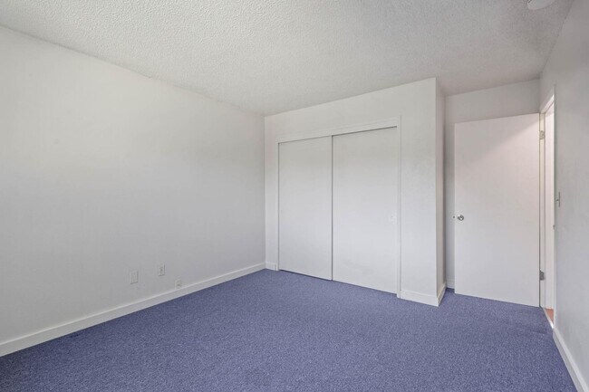 Building Photo - $500 off! Updated, upstairs 2-bdrm/1-bath triplex apt—On-site w/d, off-street parking, near downt...