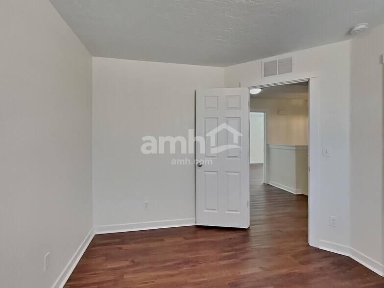 Building Photo - 10647 Avalon St