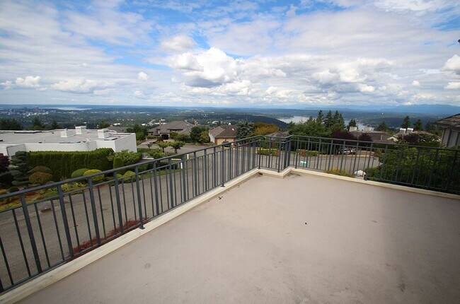 Building Photo - LUXURY 4 BEDROOM BELLEVUE HOME IN ‘THE SUM...