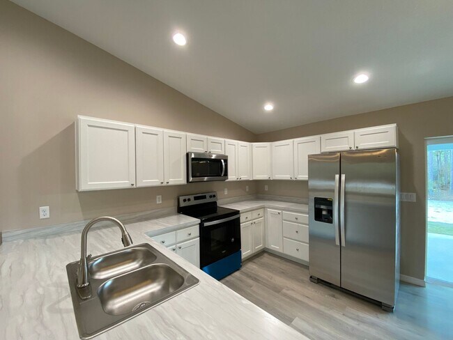 Building Photo - Beautiful Home Desirable SW Ocala Neighborhood 3/2/2 **WON"T LAST**