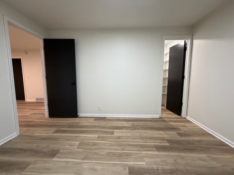 Building Photo - 10325 Ohio Plz