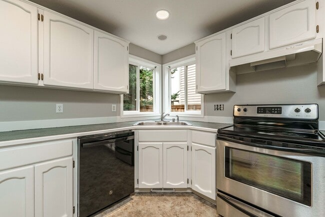 Building Photo - A/C Equipped 4 Bedroom 2.5 Bath Located in Desirable Fishers Grove - Union, Shahala and Ilahee Sc...