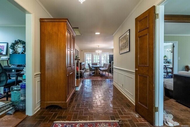 Building Photo - 2925 Fernway Dr