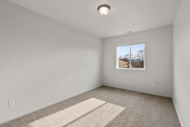 Building Photo - 4804-4806 E Fairview Ave
