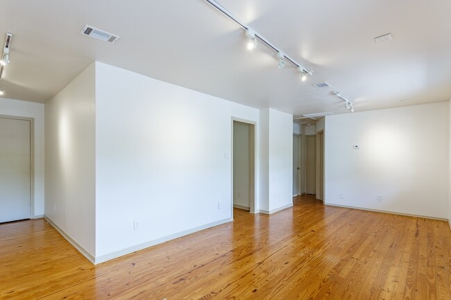 Building Photo - 1420 W Alabama St