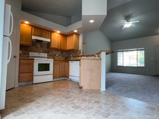 Building Photo - Beautiful single level home in Meridian with Community Pool!!