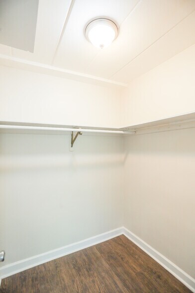 Building Photo - 7300 N Ridge Blvd