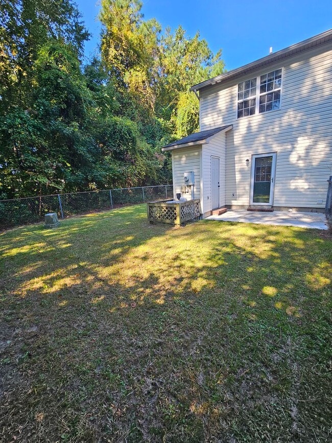 Building Photo - Well maintained Townhome w/ Large Yard
