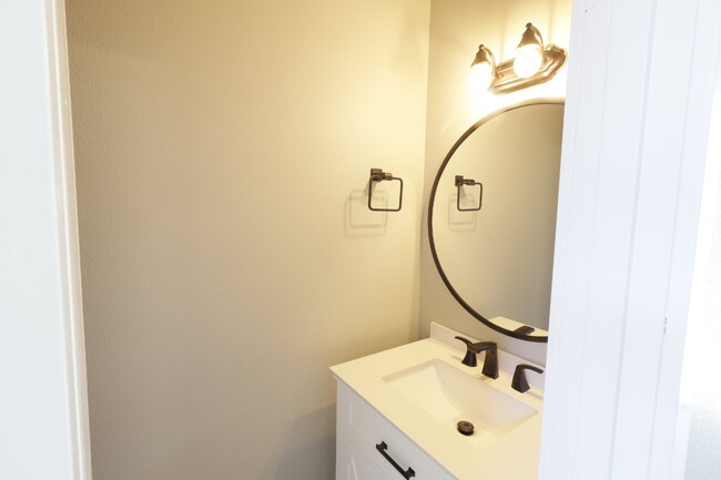 Building Photo - Charming 3-Bedroom Home with Designer Touc...