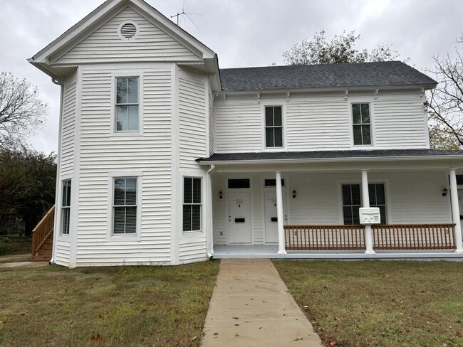 Building Photo - 218 College St