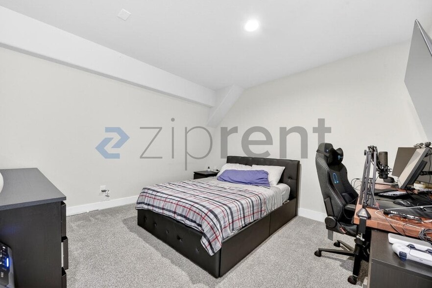 Building Photo - Unit 3