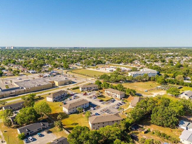Building Photo - One Bed, One Bath at Royal Palm