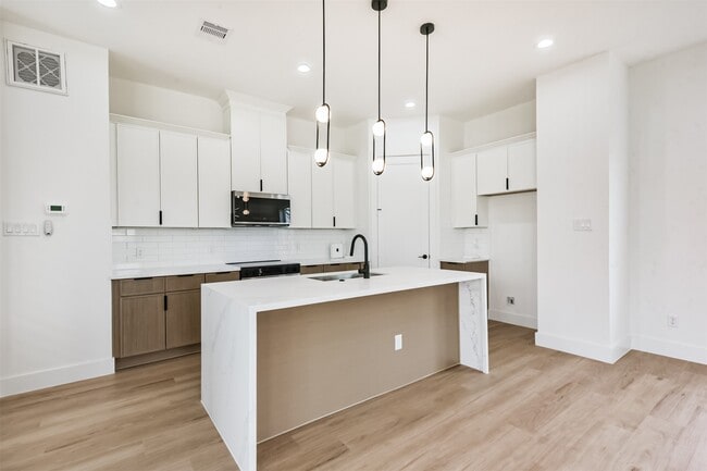 Building Photo - 3808 Ennis St