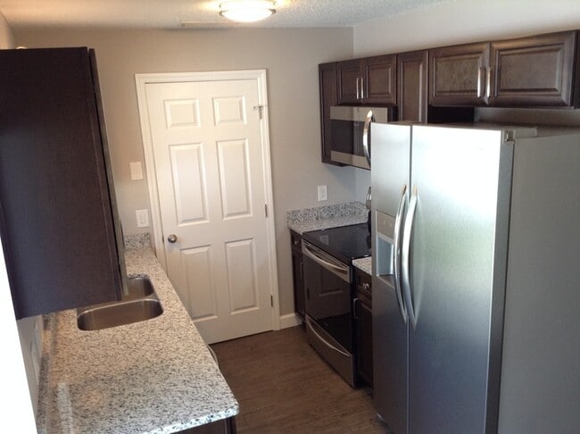 Building Photo - 2 Bedroom/2 Bathroom Recently Remodel!