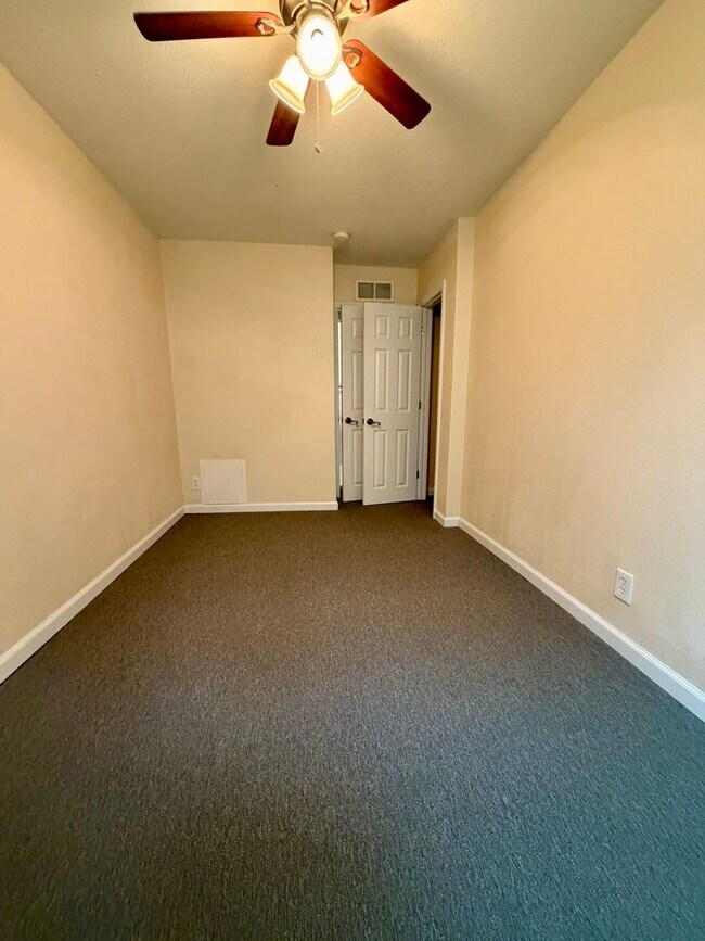 Building Photo - 1668 E Walnut Ln