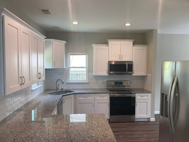 Building Photo - Beautiful 3 bedroom 2.5 bathroom home in C...